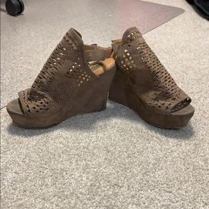 Brown/tan wedges